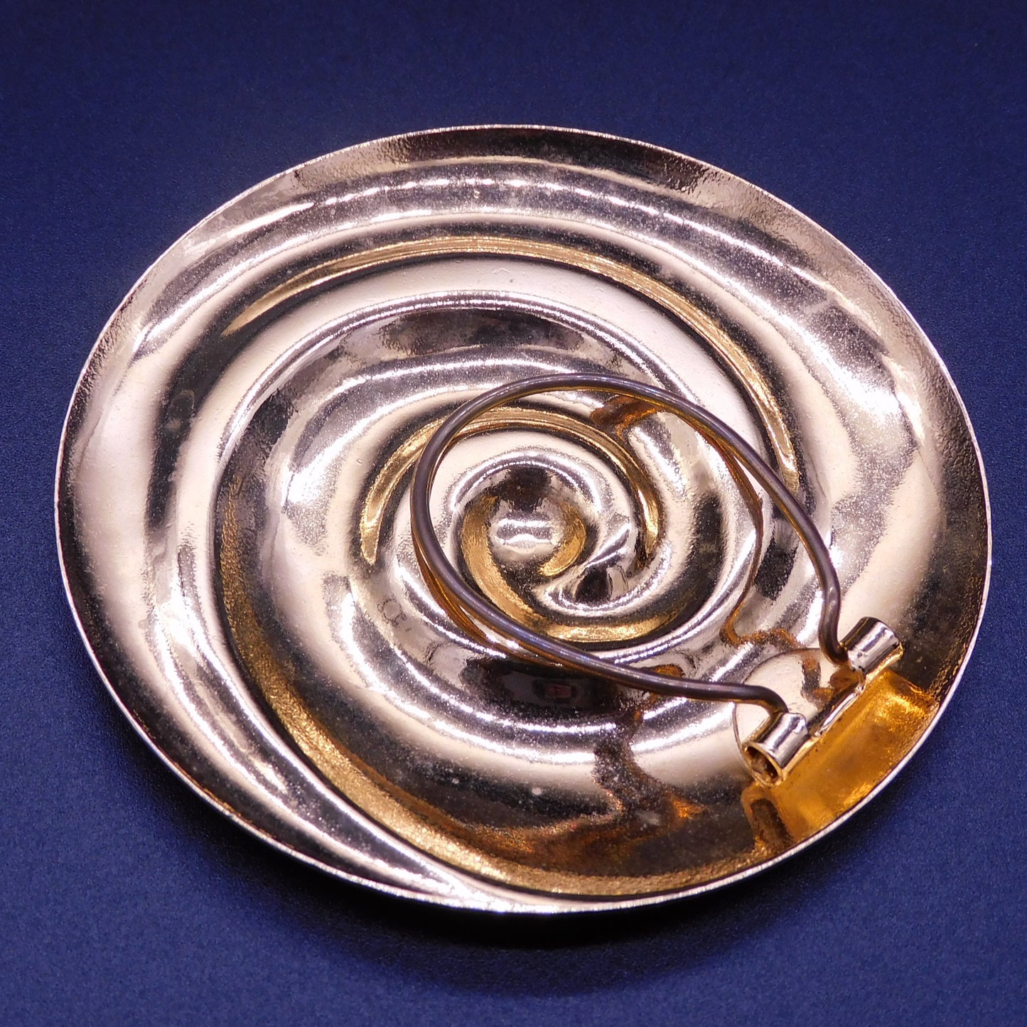 Vintage Gold Tone Swirl Scarf Holder, Chic Accessory (7191c)