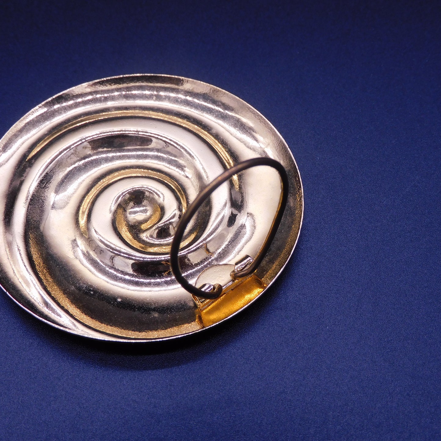 Vintage Gold Tone Swirl Scarf Holder, Chic Accessory (7191c)