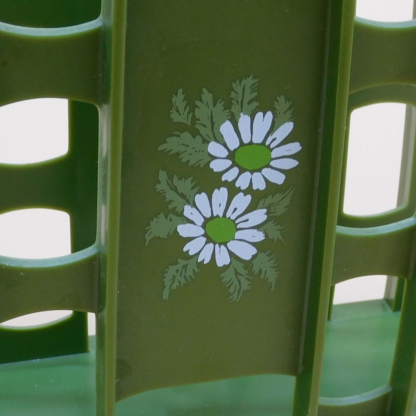 Vintage 1970's Green Napkin Holder, White Daisies, Plastic (r65) FREE SHIPPING!!