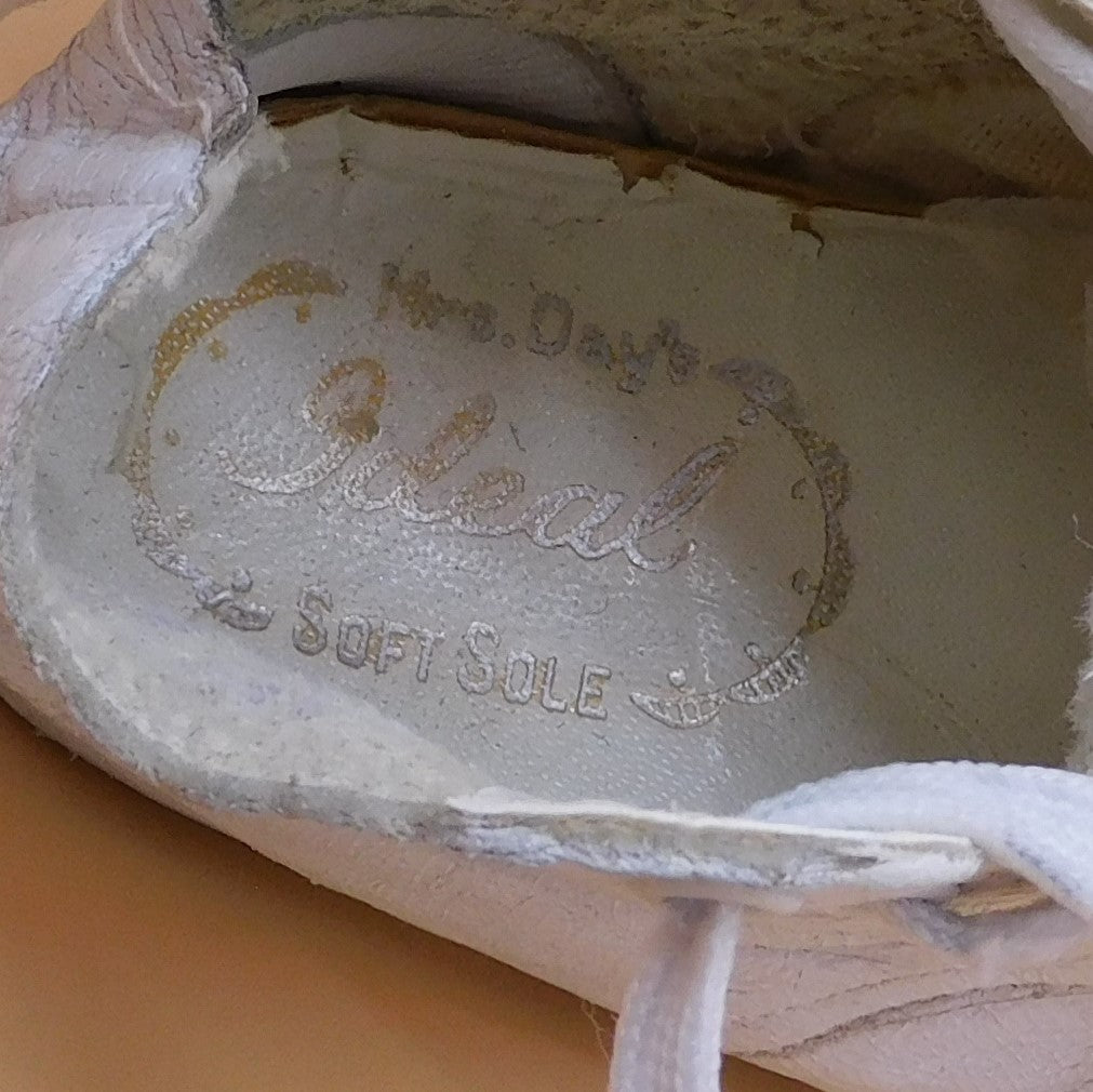 Vintage Mrs. Days Ideal Soft Sole Baby Shoes, White, (R95) FREE SHIPPING!!